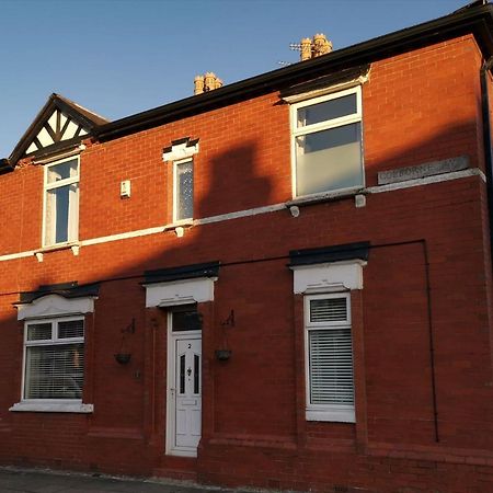 Corner House, Sleeps 8 In 4 Bedrooms, Near Train Station, Great Value! Manchester Esterno foto