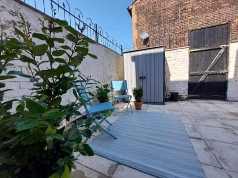 Corner House, Sleeps 8 In 4 Bedrooms, Near Train Station, Great Value! Manchester Esterno foto