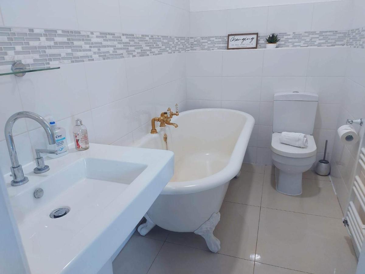 Corner House, Sleeps 8 In 4 Bedrooms, Near Train Station, Great Value! Manchester Esterno foto
