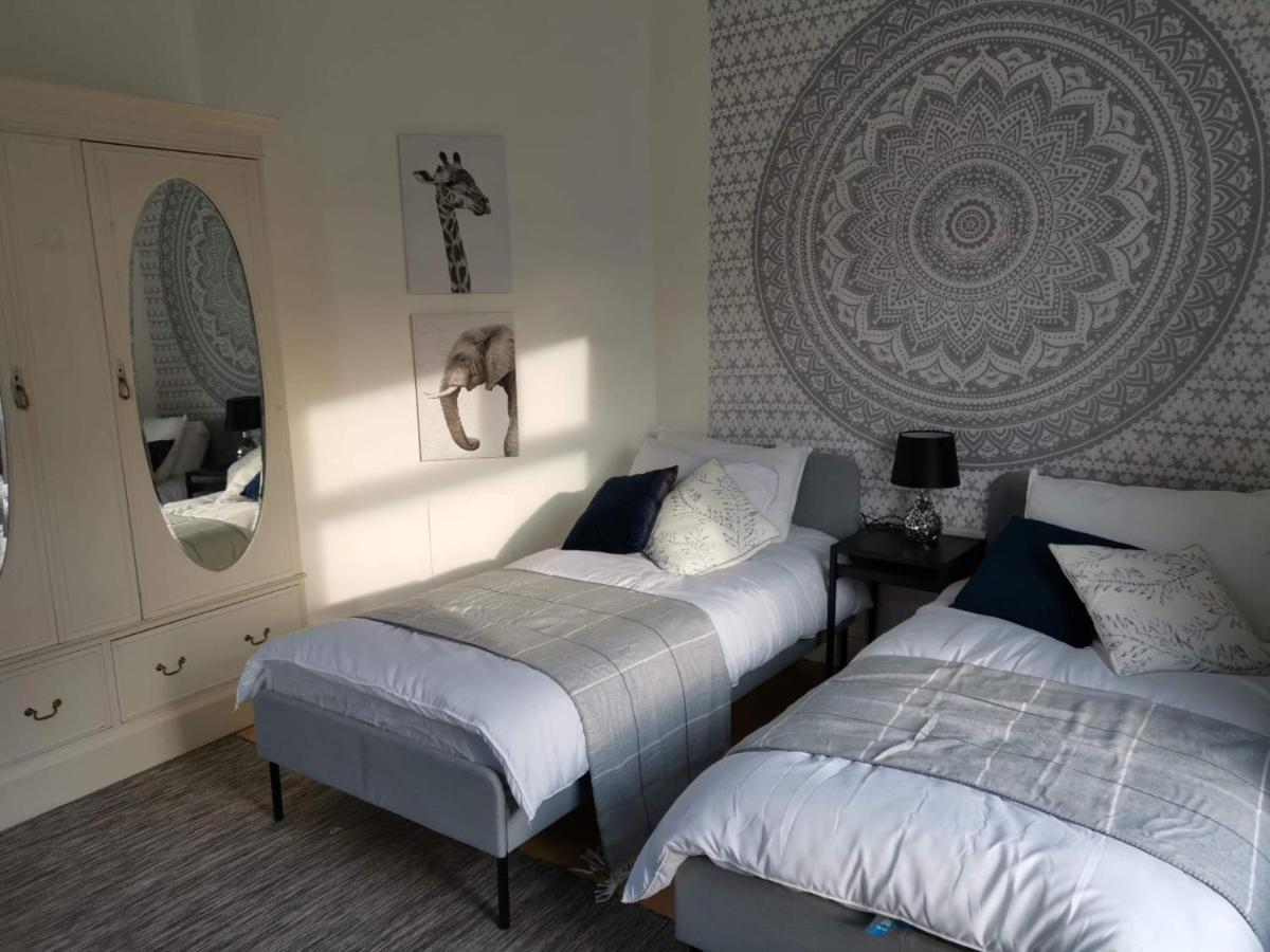 Corner House, Sleeps 8 In 4 Bedrooms, Near Train Station, Great Value! Manchester Esterno foto