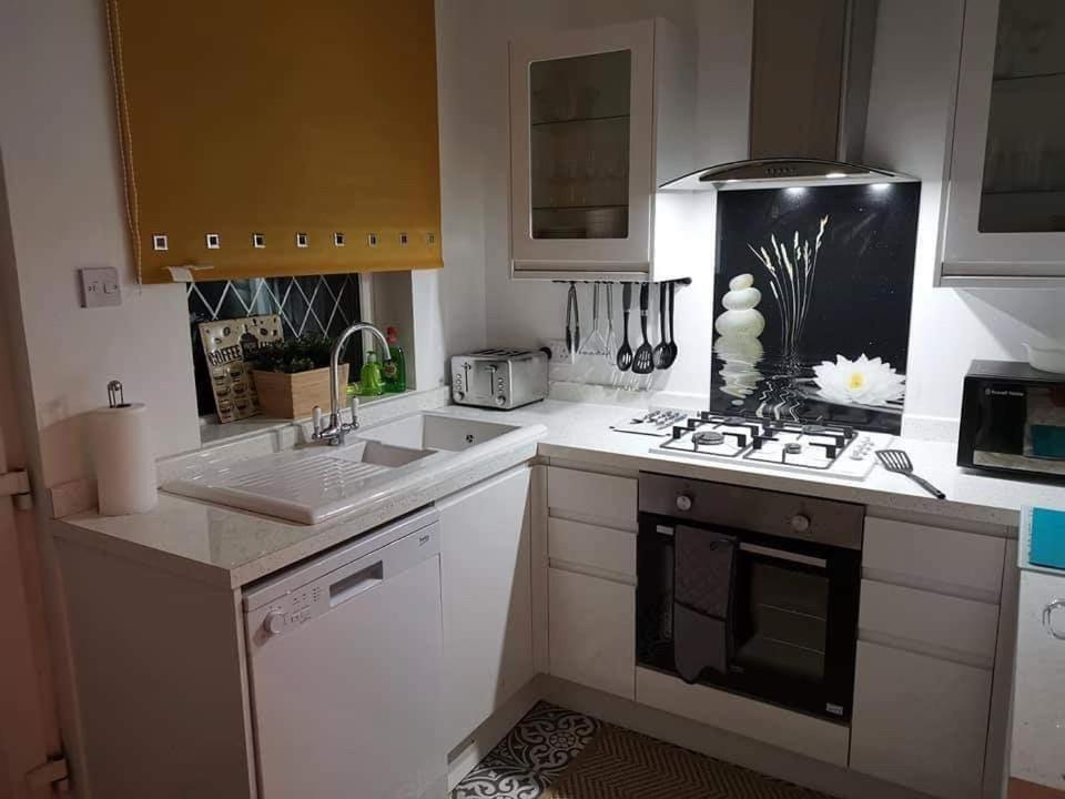 Corner House, Sleeps 8 In 4 Bedrooms, Near Train Station, Great Value! Manchester Esterno foto