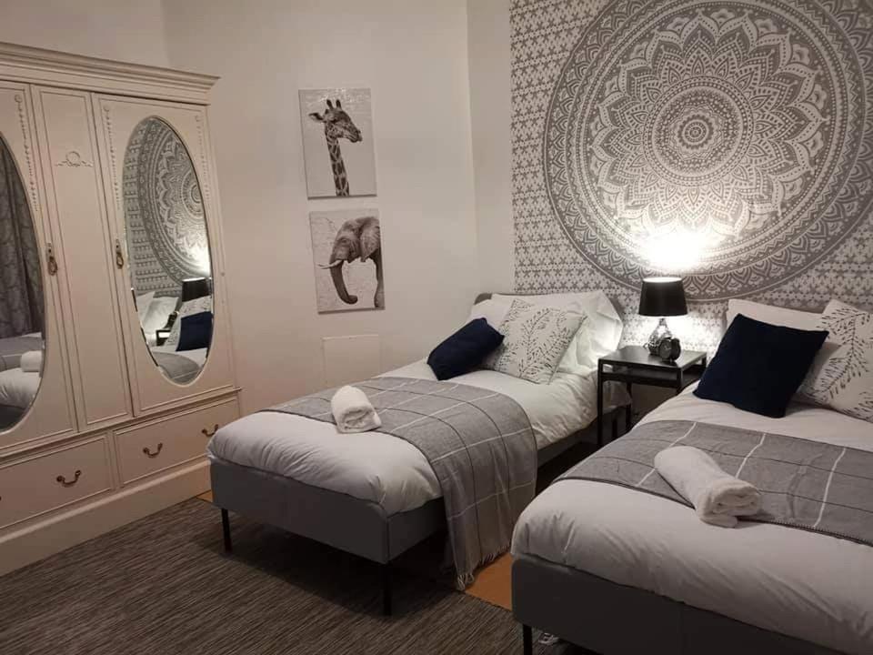 Corner House, Sleeps 8 In 4 Bedrooms, Near Train Station, Great Value! Manchester Esterno foto