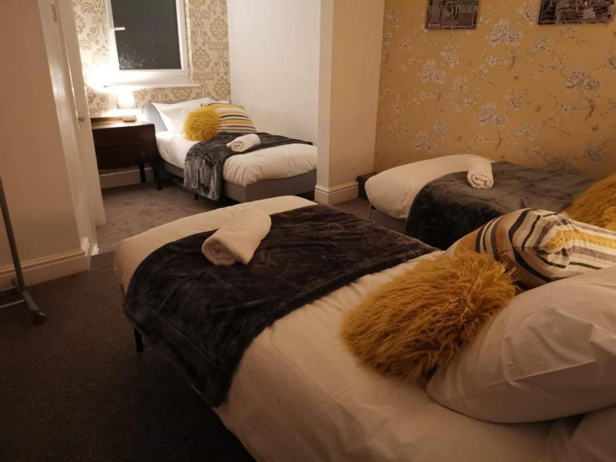 Corner House, Sleeps 8 In 4 Bedrooms, Near Train Station, Great Value! Manchester Esterno foto