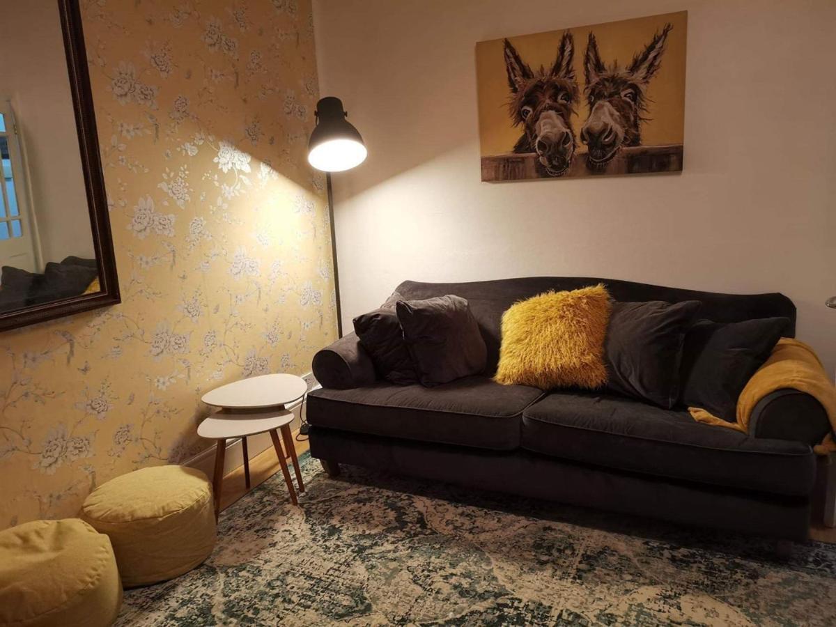 Corner House, Sleeps 8 In 4 Bedrooms, Near Train Station, Great Value! Manchester Esterno foto
